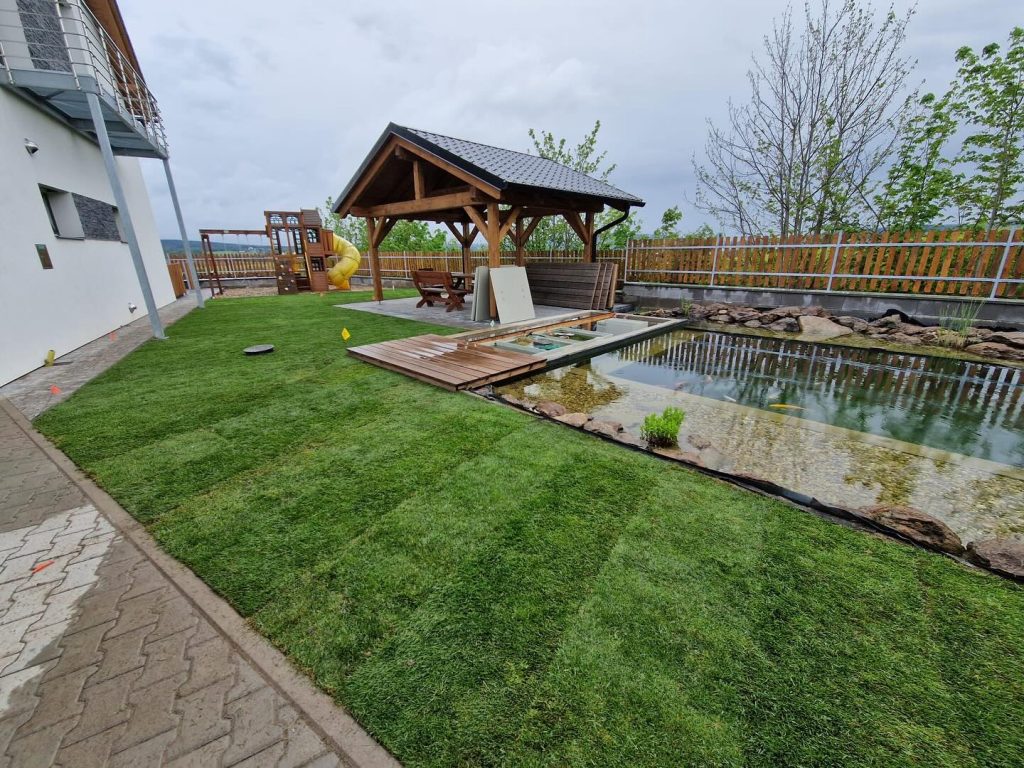 Služby zahradní jezírka a drobné stavby